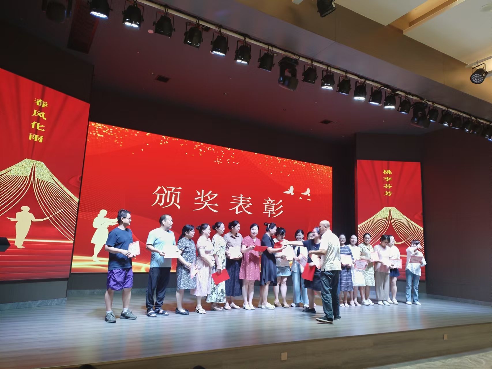 9月10日，曙光学校教师节文艺晚会在米兰体育在线网站_米兰体育(中国)
溢香园酒店举办